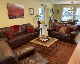 Kenwood Cottage-Canyon & Creek Setting, No cleaning fee, Tesla Charger. - Kenwood - Sala de estar