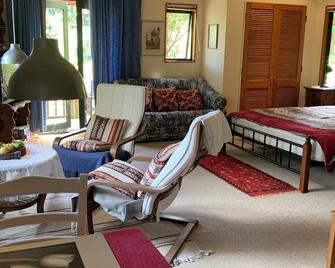 Fiddler's Green: a cozy place surrounded by nature - Russell
