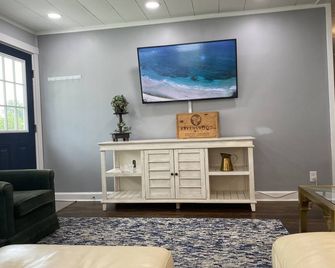 Choice Manor - 213 Brittian Dr Morganton 2 Bed/1Bath - Nature’s Playground - Morganton - Living room