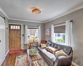 Charming Craftsman Bungalow with Garden and Hot Tub! - Fullerton - Living room
