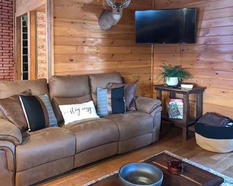 The Olde Homestead w/ Mtn Views Near Coudersport - Coudersport - Sala de estar