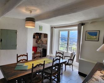 In a quiet, green setting, pretty Provencal country house - Annot - Essbereich