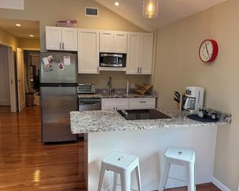 Suite44 - Large Sunny 1-BR Suite w/ Backyard+Patio - Takoma Park - Cocina