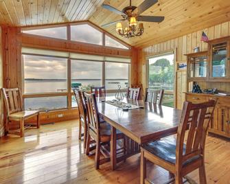 Lakefront Isle Escape with Dock and Fire Pit! - Isle - Comedor