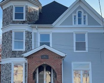 The Victorian Oasis-The amenities of a modern home, the character of a Victorian - Indiana - Building