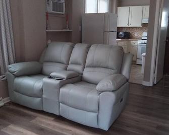 Cozy 1-bedroom apartment in the famous Little Italy neighborhood. - Cleveland - Living room