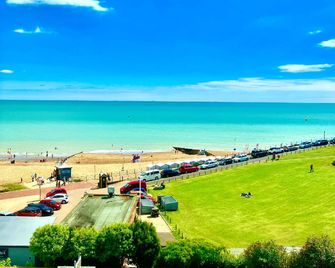 OYO Oban Hotel - Eastbourne - Beach