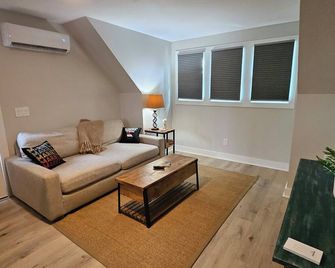 Charming 1-Bedroom Carriage House Near Marietta Square - Marietta - Living room