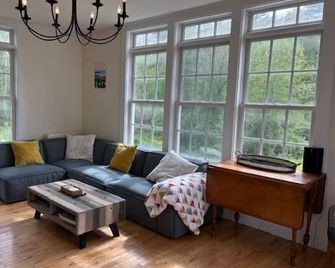 5 Br, 2 Ba Spacious Farmhouse Walking Distance To Golf Course - Walpole - Sala de estar