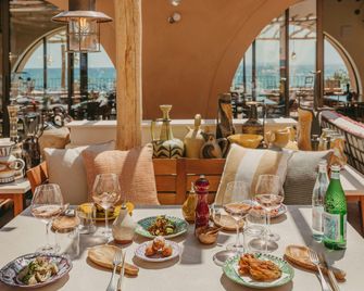 Lily of the Valley - La Croix-Valmer - Restaurace