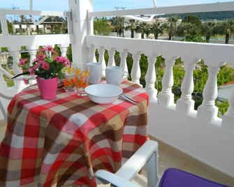 روزبيري ستوديوز - فاليراكي - شرفة