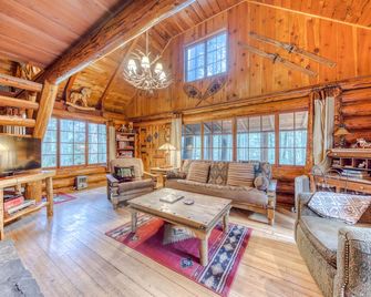 Historic riverfront Steiner cabin in forest with firepit, deck, & patio lounging - Mount Hood Village - Living room
