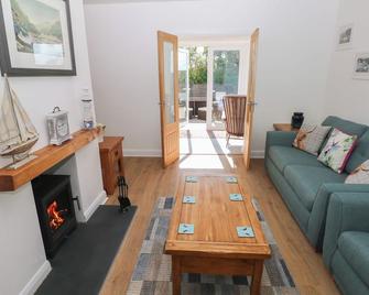 ARFRYN, pet friendly, country holiday cottage in Solva - Solva - Living room