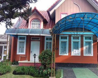 Kota Bunga R - Cipanas - Budova