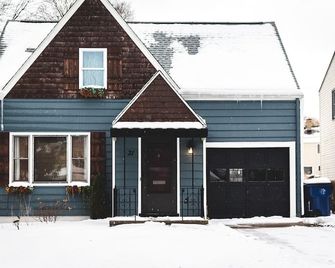 Charming Buffalo suburb home. Close to downtown and Niagara Falls - Amherst - Building