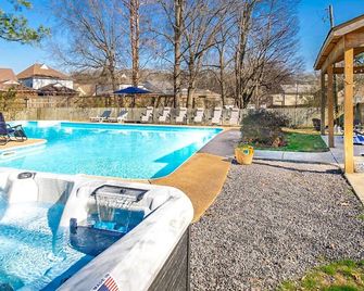 City escape w/ heated pool and outdoor fun - Memphis - Pool