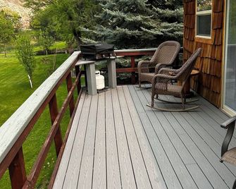 C&D's Cottage - Peaceful Riverfront Retreat Beneath Red Rock Cliffs - Hot Springs - Balkon