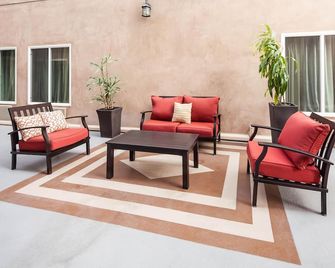 La Quinta Inn & Suites by Wyndham Inglewood - Inglewood - Uteplats