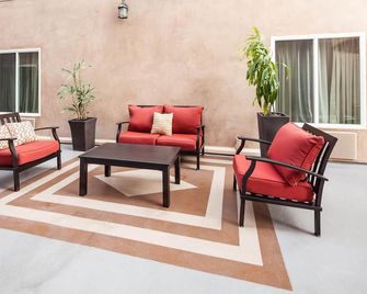 La Quinta Inn & Suites by Wyndham Inglewood - אינגלווד - פטיו
