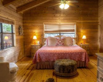 Luxury Log Cabin #1 On The Frio River - Leakey - Bedroom