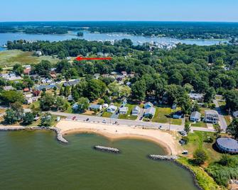 Beautiful home & short walk to beach, restaurants, and marinas in Rock Hall, MD - Rock Hall - Building