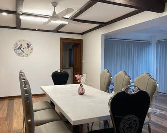 Charming lakeside manor in Port Stephens - Raymond Terrace - Comedor