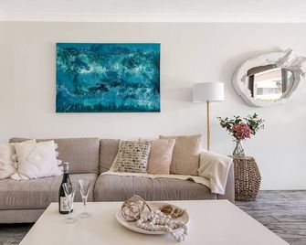 Chic designer garden apartment moments from beach! - Manly - Sala de estar