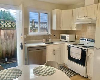 Entire 1Bed 1Bath Suite Coquitlam Centre - Port Coquitlam - Kitchen
