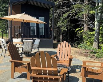 Brand new tiny home located directly on Merrymeeting Bay. Serene retreat.. - Woolwich - Patio