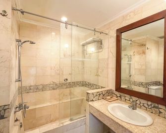 The Lagoon Bali Pool Hotel and Suites - Kuta - Bathroom