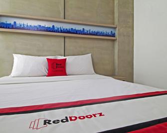 RedDoorz Plus @ Setiabudi Eight - Giacarta - Camera da letto