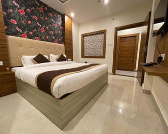 Hotel Himalayan Regency - Dhaliara - Bedroom