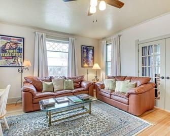 Lovely Elkhart Lake Apartment - Walk to Town! - Elkhart Lake - Living room