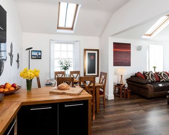 Cottage in Cumbria with Sea Views & Wildlife - Roose - Dining room