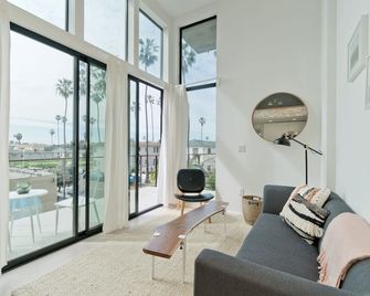 Steps To The Beach, Rooftop Deck - San Diego - Living room