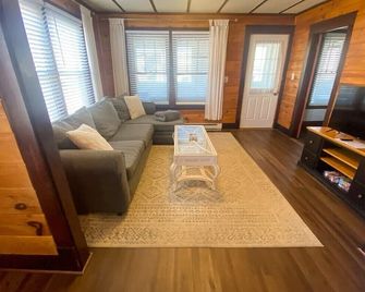 The Rose Cottage, Charming Old Orchard Beach Cottage 25 Steps to Beach - Old Orchard Beach - Living room