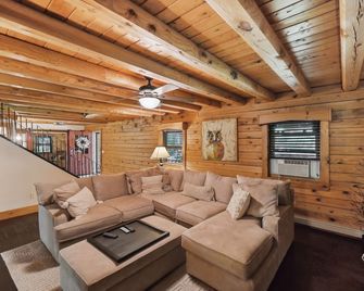 Cushing Home Family Cabin Near Wachusett Mtn 4 Bedroom Home - Ashburnham - Living room