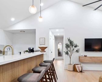 Luxurious Retreat With Sauna And Modern - Warrensville Heights