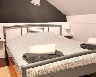 Apartments with parking space Sisak, Moslavina - 22670 - Sisak - Bedroom
