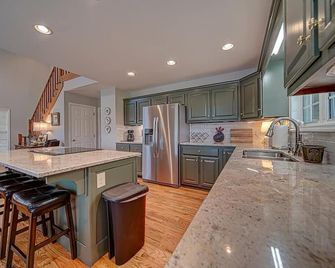 Creekfront Hayesville retreat w/ wrap-around porch and views! - Hayesville - Cocina