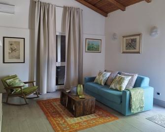 Pretty Depandance with use of the swimming pool at the foot of the Roman castles - Cisterna di Latina - Living room