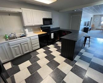 Updated apartment on Main Street! Easy access to bars, restaurants, & shopping! - Miller - Cocina