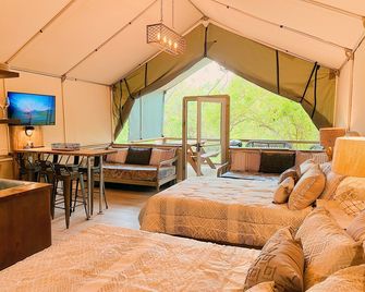 Brand new waterfront Cabin with many amenities: Pool, hot tub & kayaking. - RC8 - Universal City - Restaurante