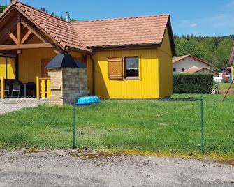 Rental of fenced chalet with barbecue and children's play area - Fraize - Edificio