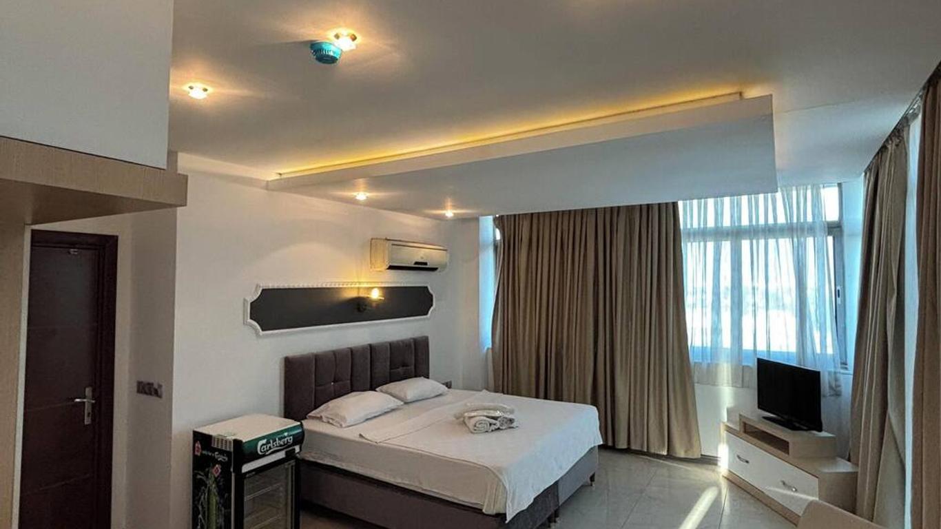 جوني آدانا أوتل