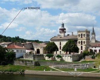 Very pretty house in the village, overlooking the Lot, quiet, flowered garden terrace - Castelmoron-sur-Lot - Building