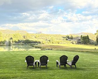 Cowboy Cabin at Azevedo Ranch: Near Bryce & Zion, with Private Lake & Wildlife - Panguitch - Patio