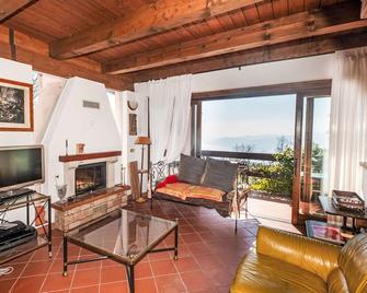 Wonderful private villa for 6 guests with WIFI and terrace - Premeno - Obývací pokoj