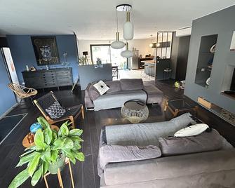 Quiet family home - Aspères - Living room