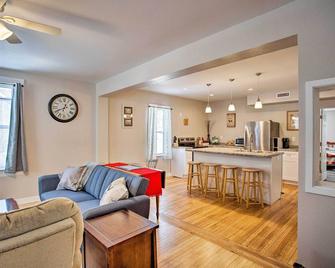 Family-Friendly Menomonie Retreat Walk to Town! - Menomonie - Huiskamer